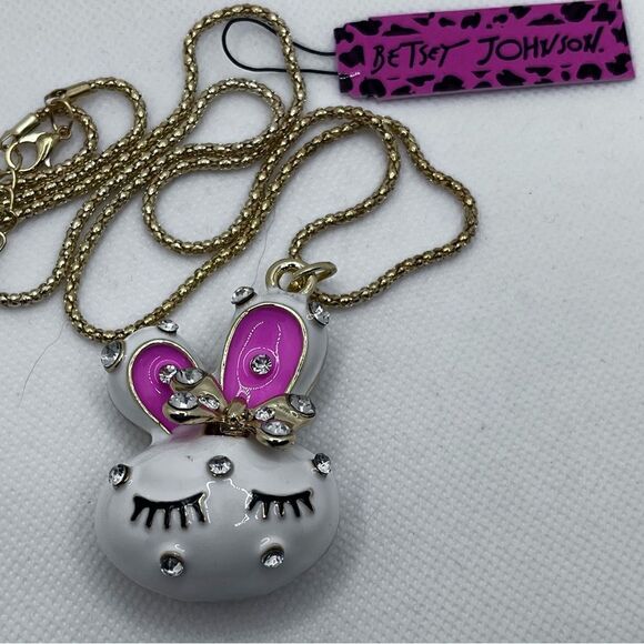NECKLACE! Betsey Johnson Rhinestone & White Bunny Pendant BNWT - Picture 1 of 7